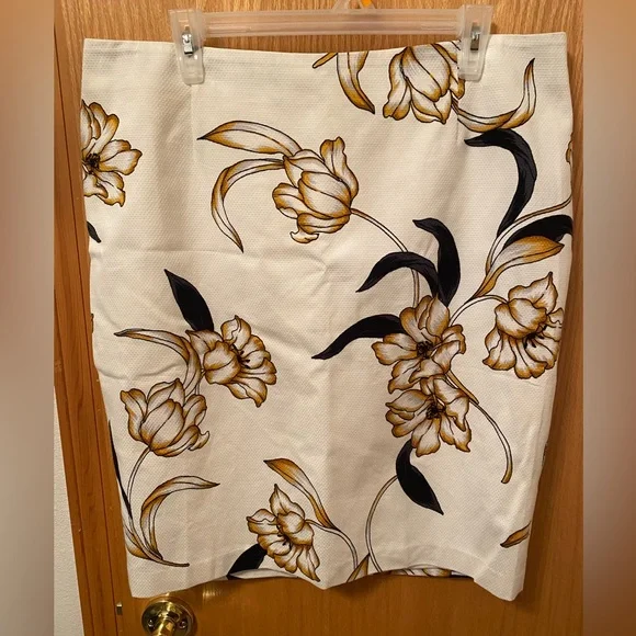 New with tags! White House black market size 14 floral cream pencil skirt - Picture 1 of 4